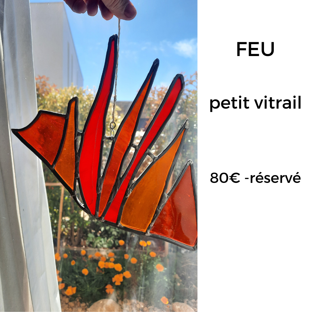 Vitrail de petite taille en forme de feu et de tons rouges