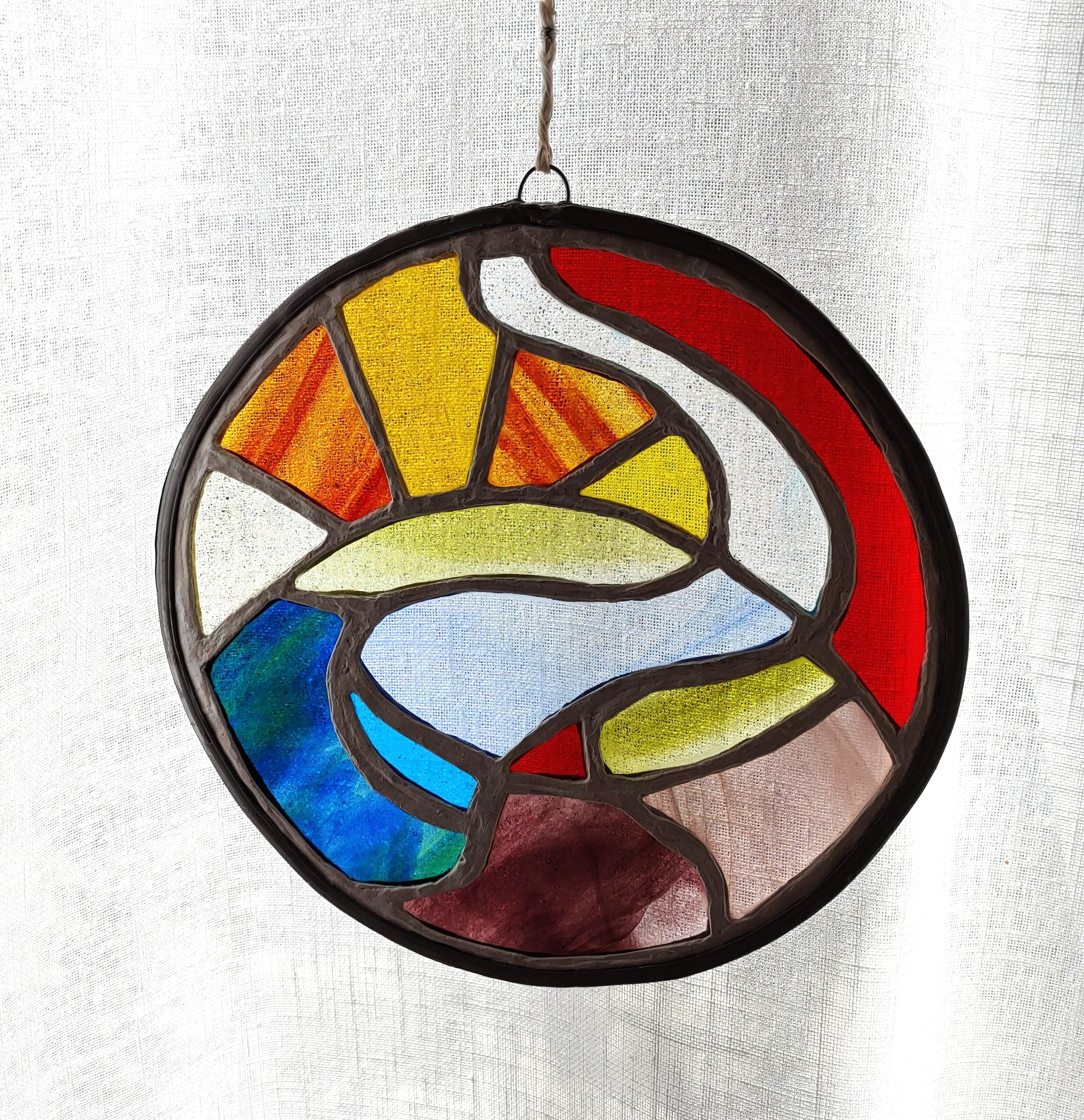 Vitrail de petite taille, prêt à être suspendu, dans les tons bleus et rouges